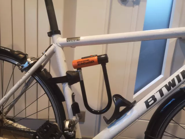 Antivol fixé au tube de selle