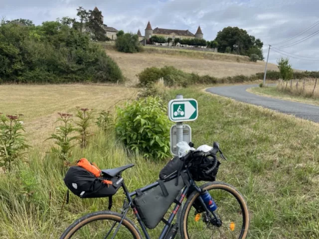 Partir en bikepacking avec une tente sur le guidon !